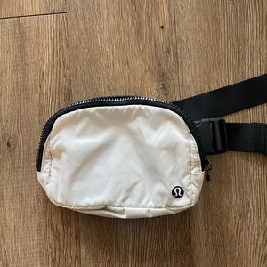 LIKE NEW Lululemon Everywhere Belt Bag